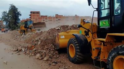 محافظ الشرقية يأمر برفع ناتج تطهير الترع من على جانبي طريق كفر الحمام