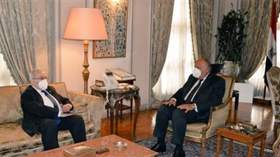 وزير الخارجية يبحث مع نظيره الجزائري تعزيز العلاقات الثنائية بين البلدين