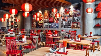 صور.. مطعم يبتكر حيلة للتغلب على قلة العمالة ببريطانيا