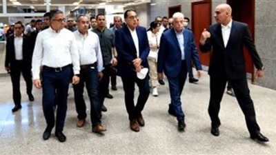 مدبولي يتفقد محطات شحن الأتوبيسات بالكهرباء في شرم الشيخ