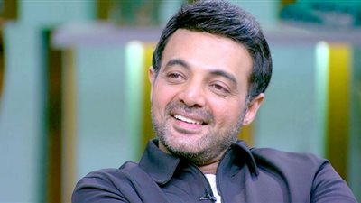 شاهد.. عمرو محمود ياسين يحيي ذكرى والده.. 