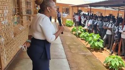 بعبارات تخدش الحياء.. وزيرة تحذر تلميذات المدارس من هذا الأمر (فيديو)