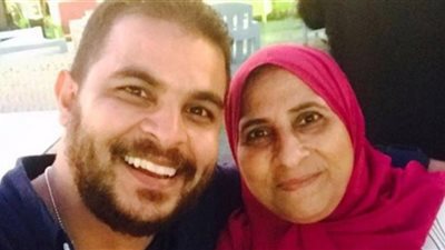 محمد رشاد يحتفل بعيد ميلاد والدته على الفيسبوك (صورة)