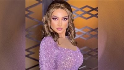 المخمل الحريري يمنح روجينا إطلالة ملائكية