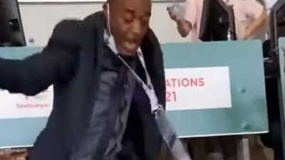 شاهد.. فرحة جنونية لمعلق منتخب غينيا الاستوائية بعد الفوز على الجزائر في أمم أفريقيا