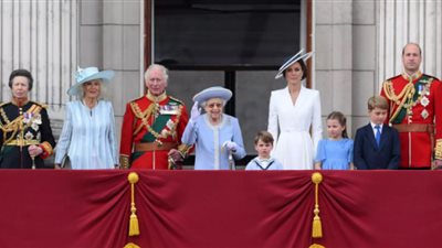 دون هاري وميجان.. الملكة إليزابيث تحيي المواطنين من شرفة قصر باكنجهام