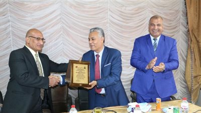 رئيس جنوب الوادى يشهد احتفالية تكريم أمين عام كلية التجارة بقنا