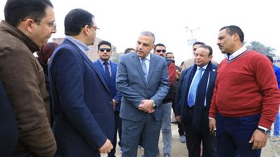 محافظ سوهاج يتفقد بدء أعمال مشروع تطوير ورفع كفاءة المدخل الشرقي بأخميم