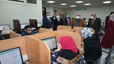 رئيس جامعة الفيوم يتفقد الاختبارات الإلكترونية بكلية الطب