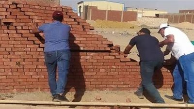 إزالة سور وغرفة مخالفة بالمنطقة الصناعية بالبساتين