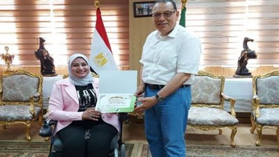 محافظ الشرقية يكرم اللاعبة 