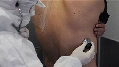 هل آلام أسفل الظهر من أعراض الإصابة بمتحور أوميكرون؟.. طبيب عظام يجيب