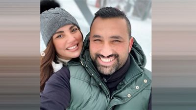 قبلات ورومانسية زوج درة يبرز أناقتها فوق الثلوج