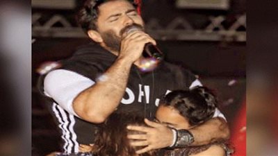 بنات وزوجة تامر حسني مفاجأة حفل الجامعة الأمريكية (صور وفيديو)