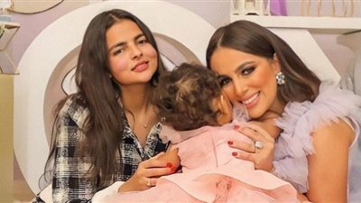 إسراء عبدالفتاح تحتفل بـ عيد ميلاد شقيقتها (صور)