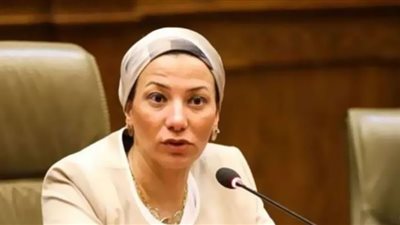 وزيرة البيئة تناقش مع مديرة 