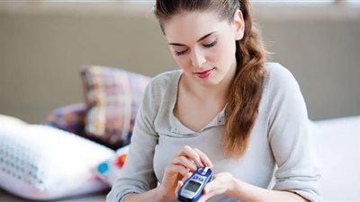 5 أشياء نفعلها يومياً تسبب ارتفاعًا خطيرًا في السكر بالدم