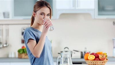 شرط ضروري لشرب الماء على معدة فارغة صباحاً.. خبيرة تغذية تحذر