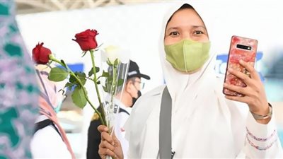 السعودية تستقبل وصول أول أفواج حجاج بيت الله الحرام بالورود والتمور