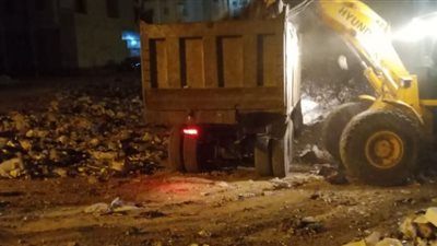 إدارة تحسين البيئة ترفع القمامة والمخلفات في القنطرة شرق بالإسماعيلية