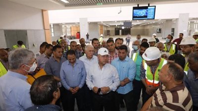 وزير النقل يتابع جاهزية المرحلتين الأولى والثانية من مشروع القطار الكهربائي الخفيف