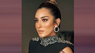 أمينة خليل تمزج بين الأنوثة والرقي بالريش الناعم