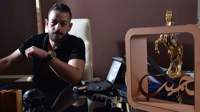 الجلد والفرو هما الأبرز.. موضة شتاء 2022 للرجال