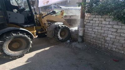 رئاسة حي ثان بالشرقية تشن حملة لإزالة التعديات الواقعة على خط التنظيم