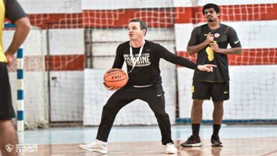 ويل فويجت مدرب سلة الزمالك الجديد يقود التدريبات قبل مواجهة سموحة