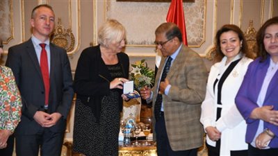 رئيس مجلس الشيوخ يتلقى رسالة من نظيره الفرنسي