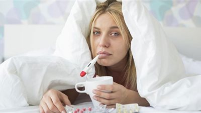 أطعمة وأدوية ممنوعة عند ظهور أعراض أوميكرون.. طبيب يحذر