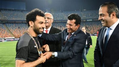 وزير الرياضة ورئيس اتحاد الكرة يكرمان 
