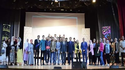 رئيس جامعة بنى سويف يشهد أول مشروع تخرج لطلاب قسم المسرح والدراما بكلية الآداب