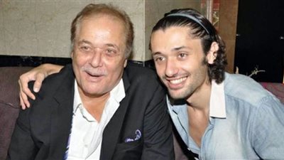 شاهد.. كريم محمود عبدالعزيز يحيي ذكرى والده بهذه الطريقة