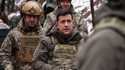 زيلينسكي يزور القوات الأوكرانية في الشرق