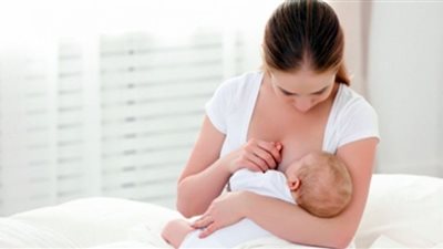 هل تنتقل عدوى كورونا من الأم المصابة إلى الطفل عبر الرضاعة؟.. دراسة تحسم الجدل