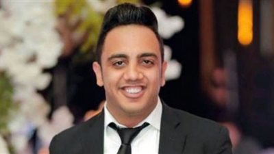 أوس أوس يؤدي مناسك العمرة.. صور