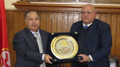تكريم وزير المالية في كلية تجارة القاهرة.. ود.معيط: «تقدير أساتذتى وزملائى فوق رأسى»