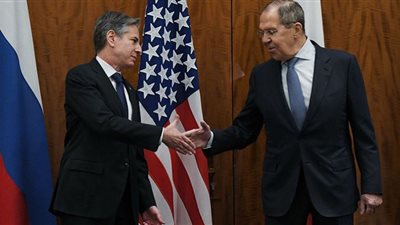 (فيديو) ضحكة ساخرة من لافروف عقب كلمة بلينكن والتوعد بالرد الحاسم على روسيا حال غزو أوكرانيا