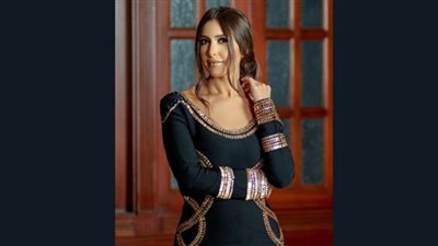 على السلالم .. جنات تتألق بالشفاف والتايجر