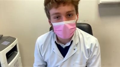 أثناء تلقيه الجرعة الثالثة للقاح كورونا| مراسل الوفد بفرنسا ينقل رساله طبيب فرنسي للمصريين: كونوا قدر المسئولية