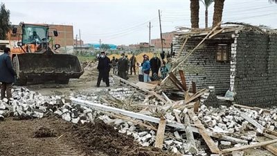 إزالة 19 حالة تعد على الأراضى الزراعية بقرى الفيوم