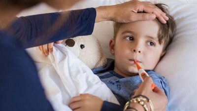 العلامة الأولى لإصابة الأطفال بمتحور أوميكرون.. طبيب مناعة يحذر