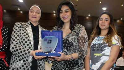 (صور) تكريم وفاء عامر وعمر فوزي وهدير الديب نجوم بيت الشدة