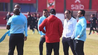 سيدعبدالحفيظ يجتمع بالجهاز الفني على هامش مران الأهلي