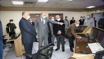صور.. محافظ القاهرة يشيد بمنظومة العمل داخل نفقي الأزهر