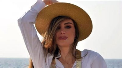 أنابيلا هلال تمزج بين الأناقة والأحتشام في الرياض
