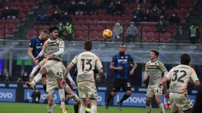 إنتر ميلان يهزم فينيزيا ويحافظ على صدارة الدوري الايطالي