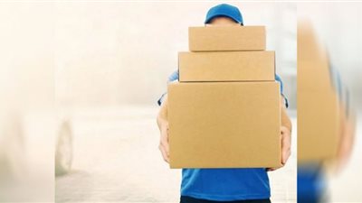 هل يجوز إرسال عملات أجنبية عبر طرود بريدية أو شركات شحن؟ ..القانون يجيب