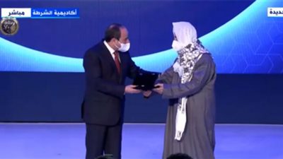 السيسي يُكرم عددًا من ضباط الشرطة وأسر الشهداء (فيديو)